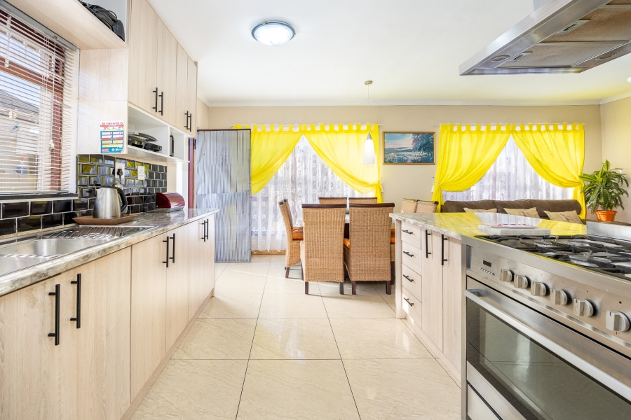 4 Bedroom Property for Sale in Mabille Park Western Cape